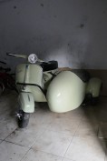 une trouvaille ! Un scooter Vespa side car !
